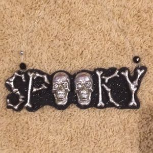 5/$25❄️ “SPOOKY” hanging plaque.